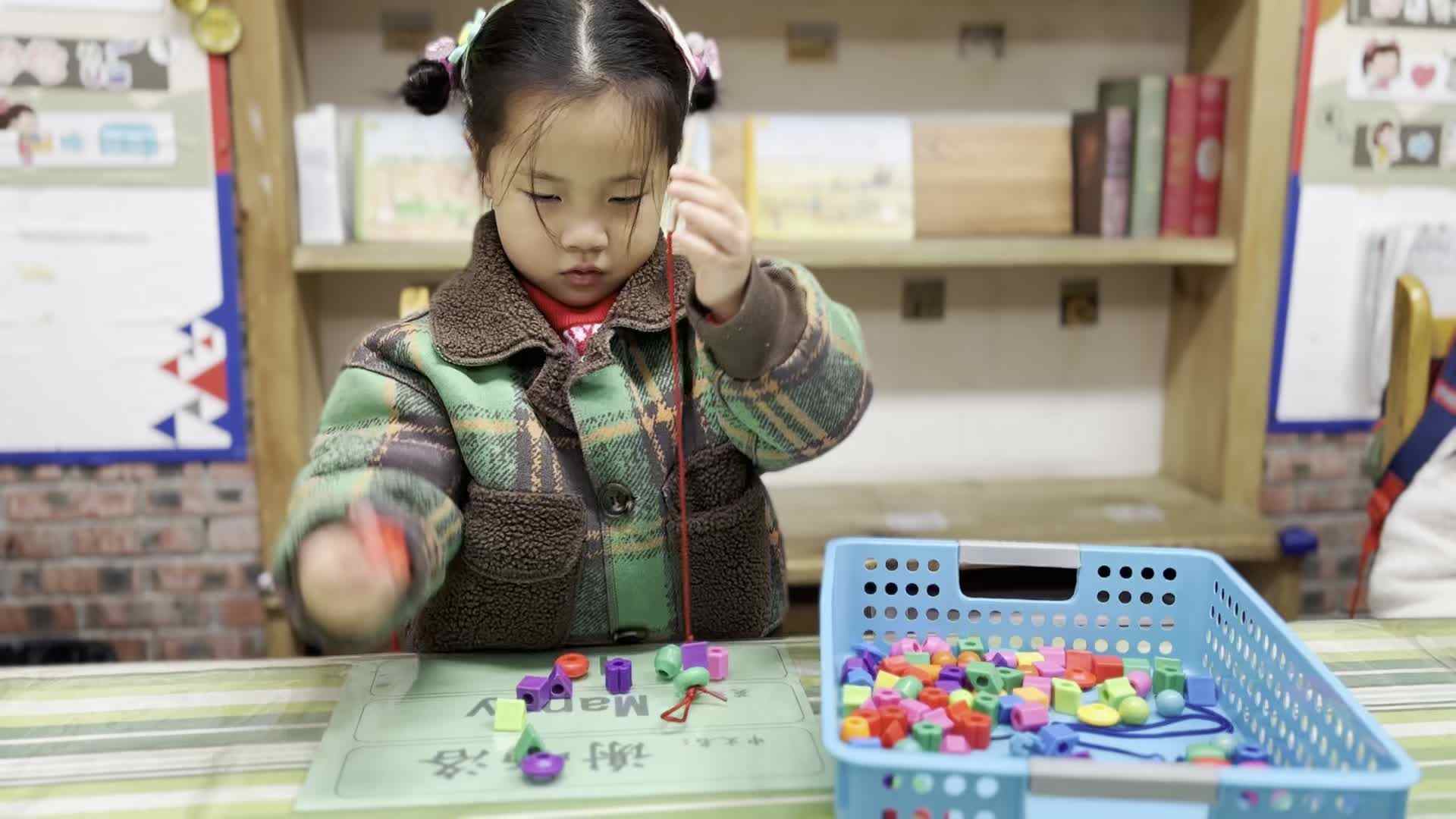 2026.3.4 实验中班 谢屿洛《穿珠子》.mp4