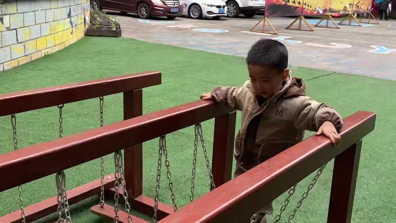 2026.3.19实验小班2号叶弋猷—玩荡桥