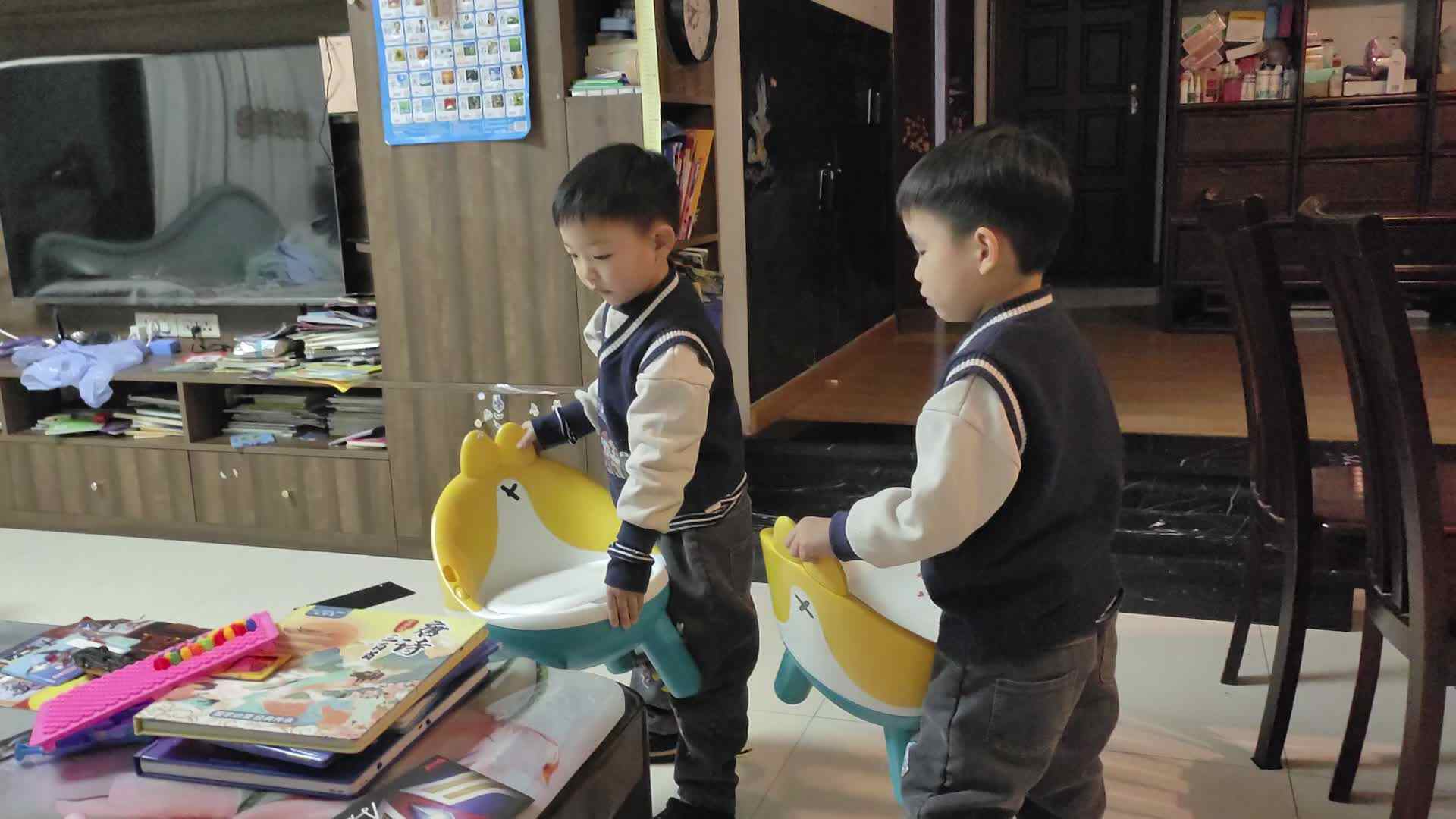 ⁣大A班2026.3.34李柯辰李柯佑端放椅子.mp4