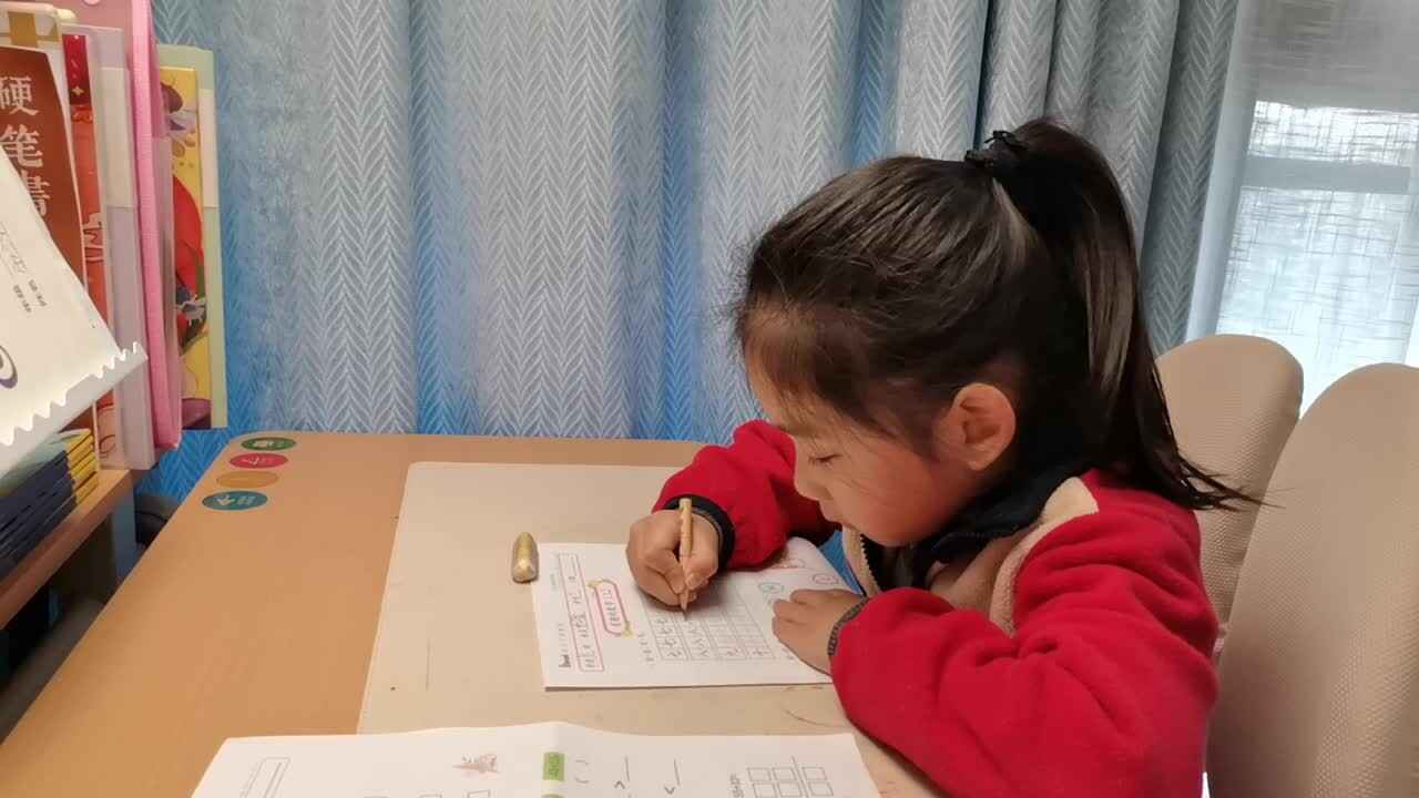 VID_20260320_175223.mp4 学前B班宁汐言完成语言作业单。
