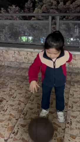 3.6日学B班李瑞溪排球练习.MOV