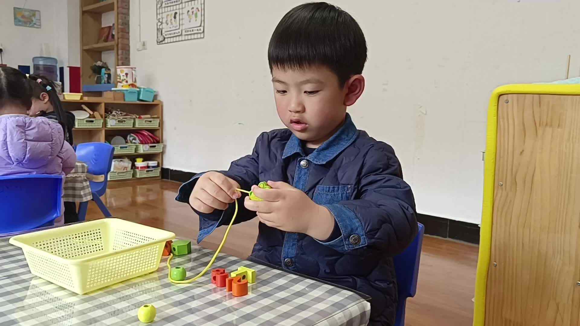 主题：室内游戏《穿线珠》（学校教育教学活动）