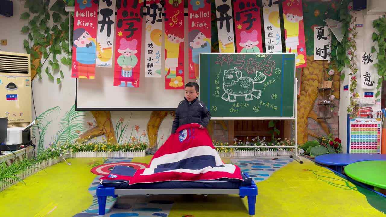 实验1班16号赵航毅整理床铺.mp4