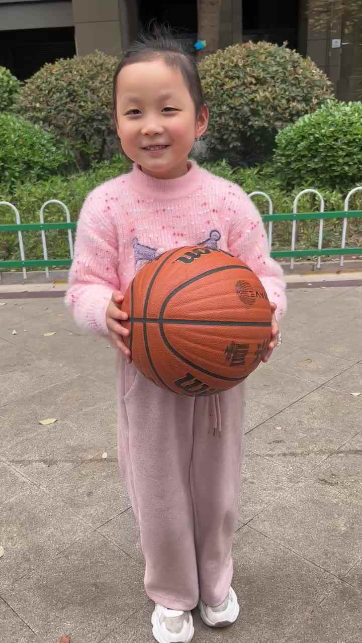 学前A班 廖洪娇 拍篮球视频