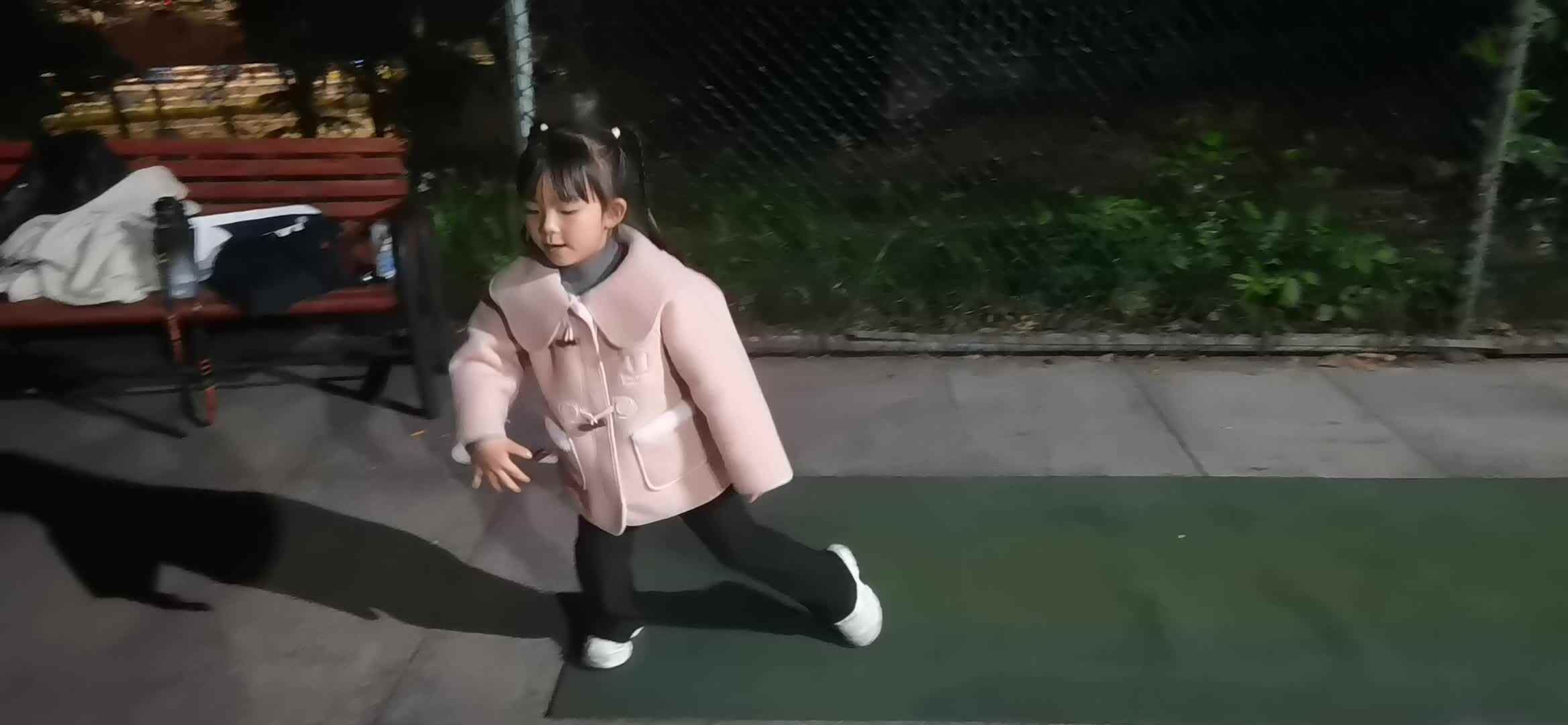 实验大班马司雨练习拍球