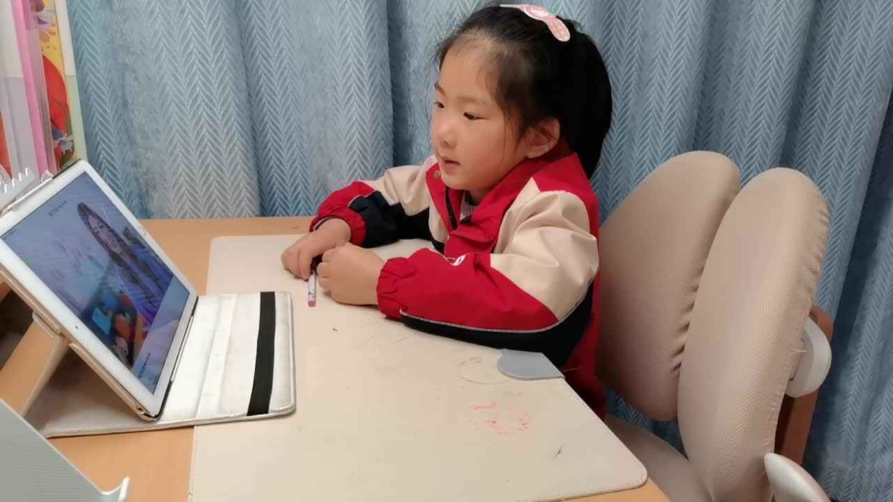 VID_20260325_185800.mp4学前B班宁汐言观看英文绘本。