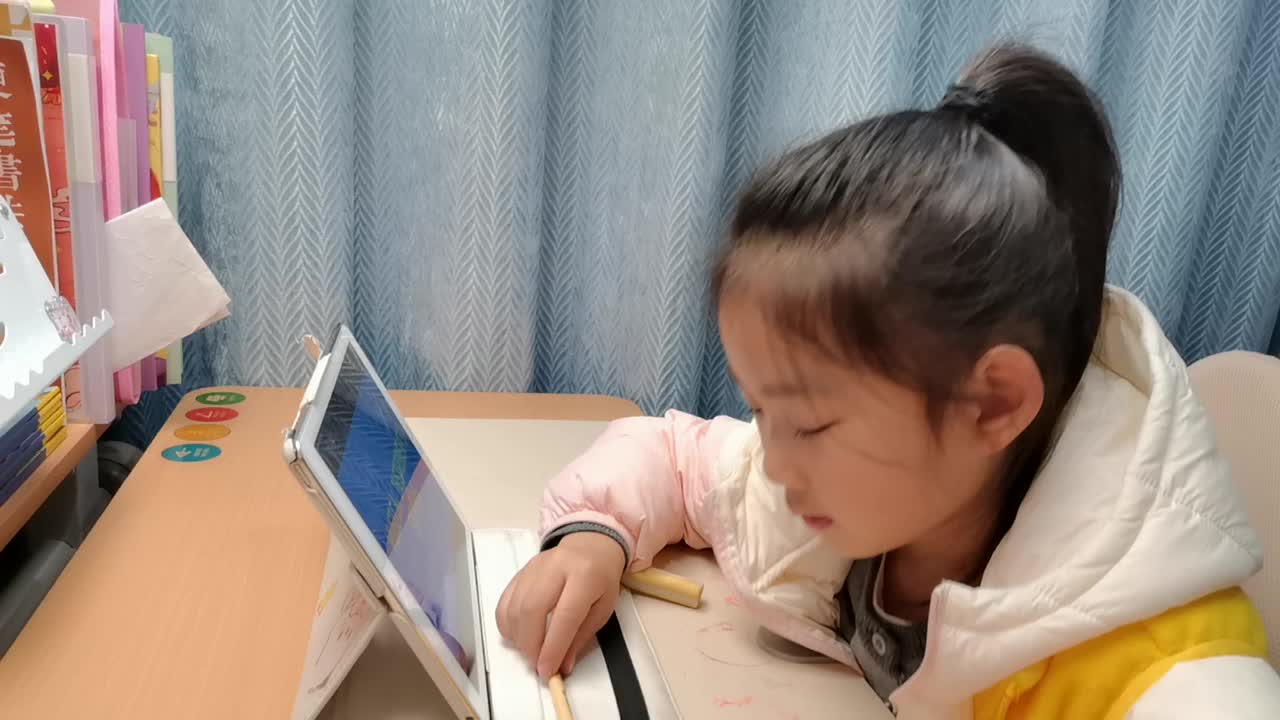 VID_20260318_184737.mp4学前B班宁汐言观看英文儿歌。