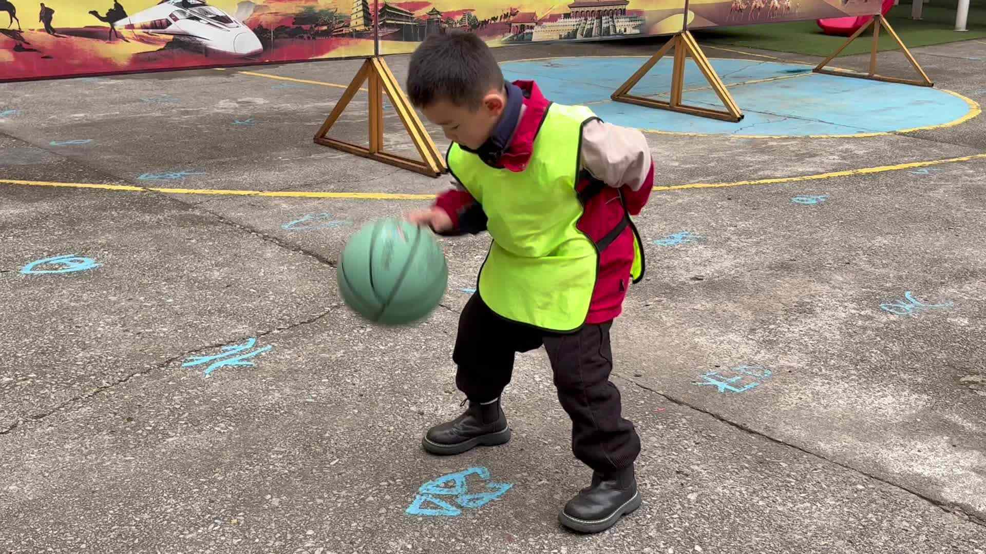 2026.3.5学前B班胡晋瑜——拍篮球