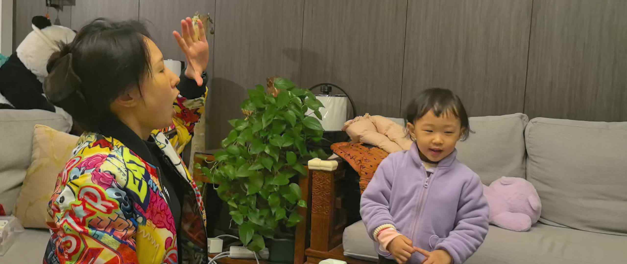 实验小班4号王艺霖音乐律动吹泡泡.mp4