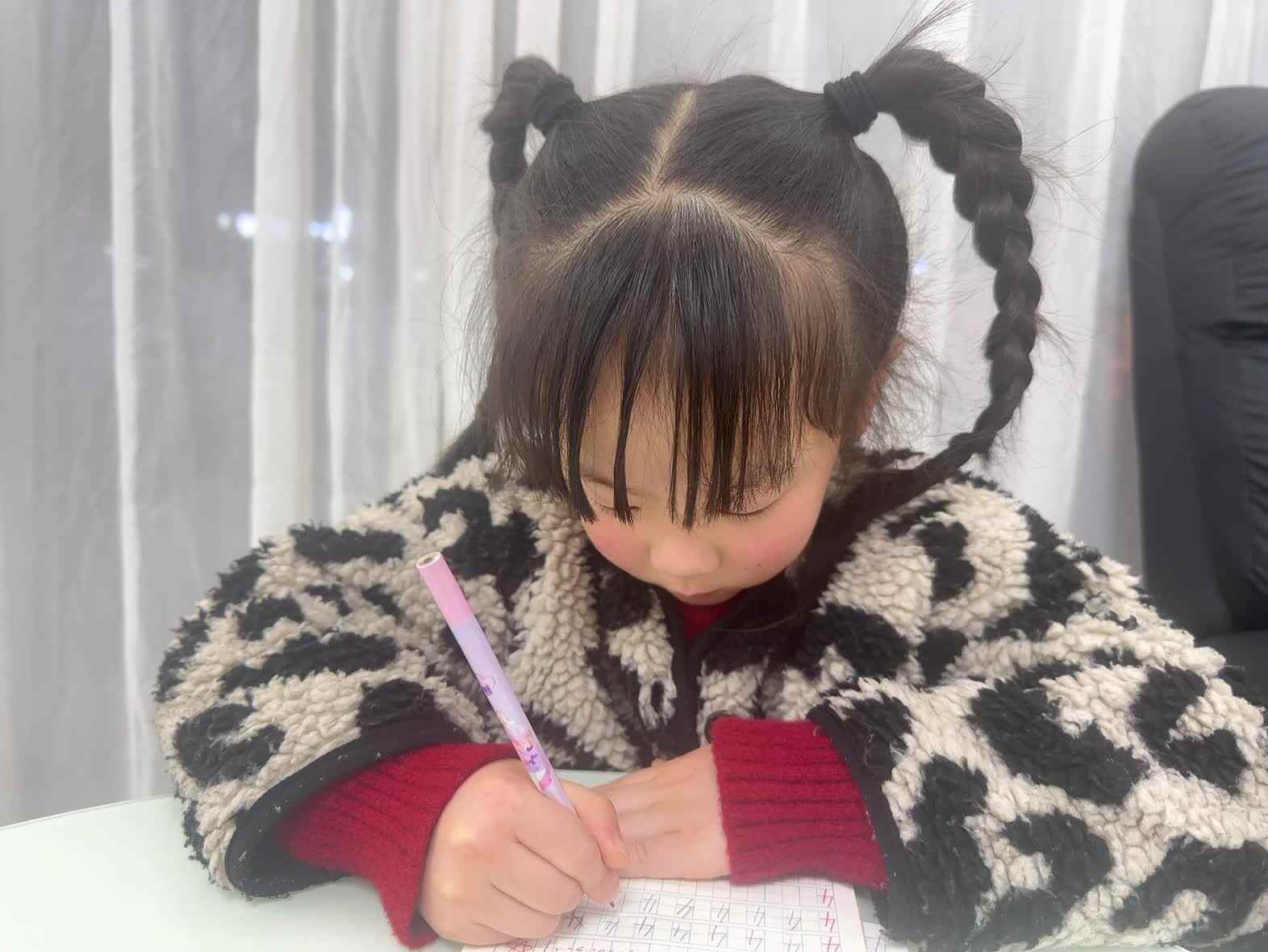 2026年3月18日大A班夏爱林～书写数字“4”