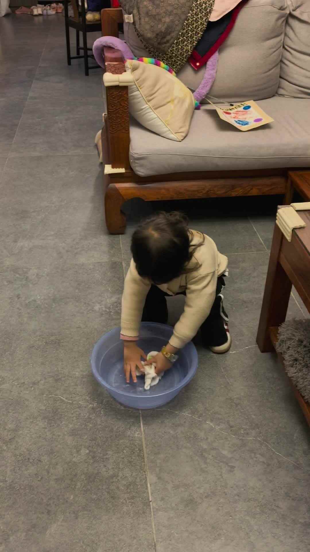 实验小班4号王艺霖做家务擦桌子.mp4