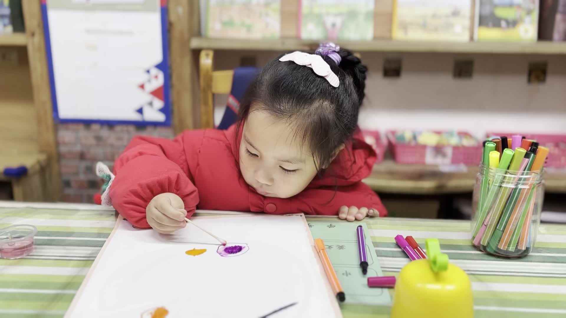 2026.3.20  实验中班  谢屿洛  美工课《春分》.mp4