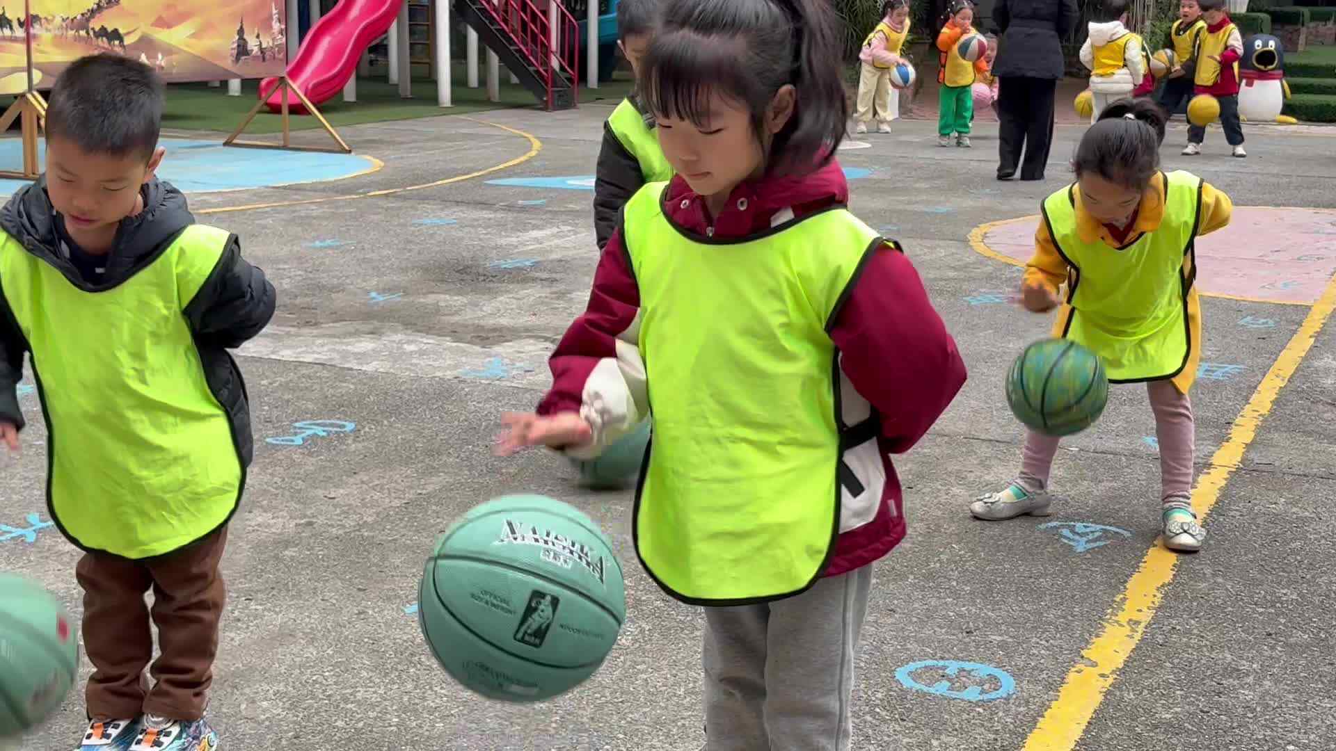 2026.3.5学前B班徐子伊——拍篮球