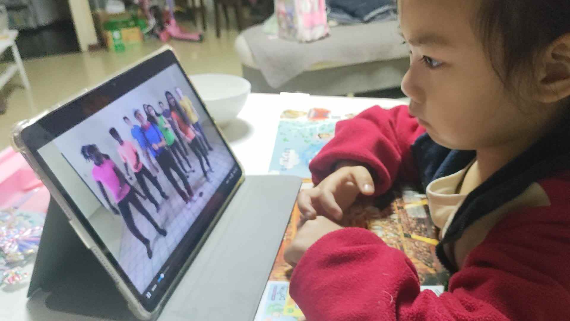 ⁣⁣2026.3.11学前A班张弦思-英语 我是一个音乐人.mp4