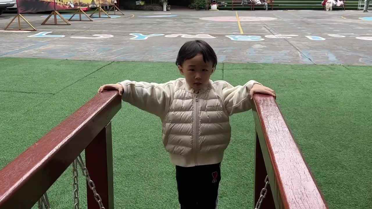 2026.3.19实验小班4号王艺霖—玩荡桥