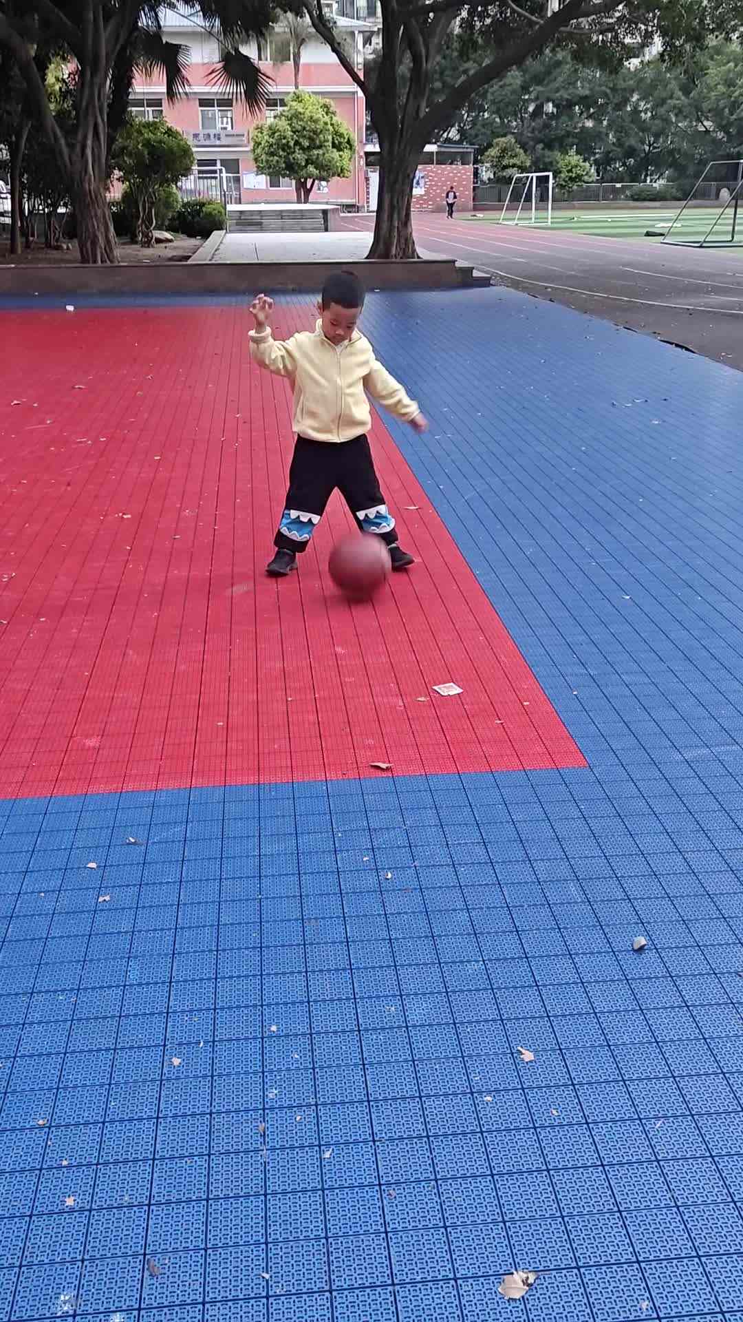 廖浚博练习拍球