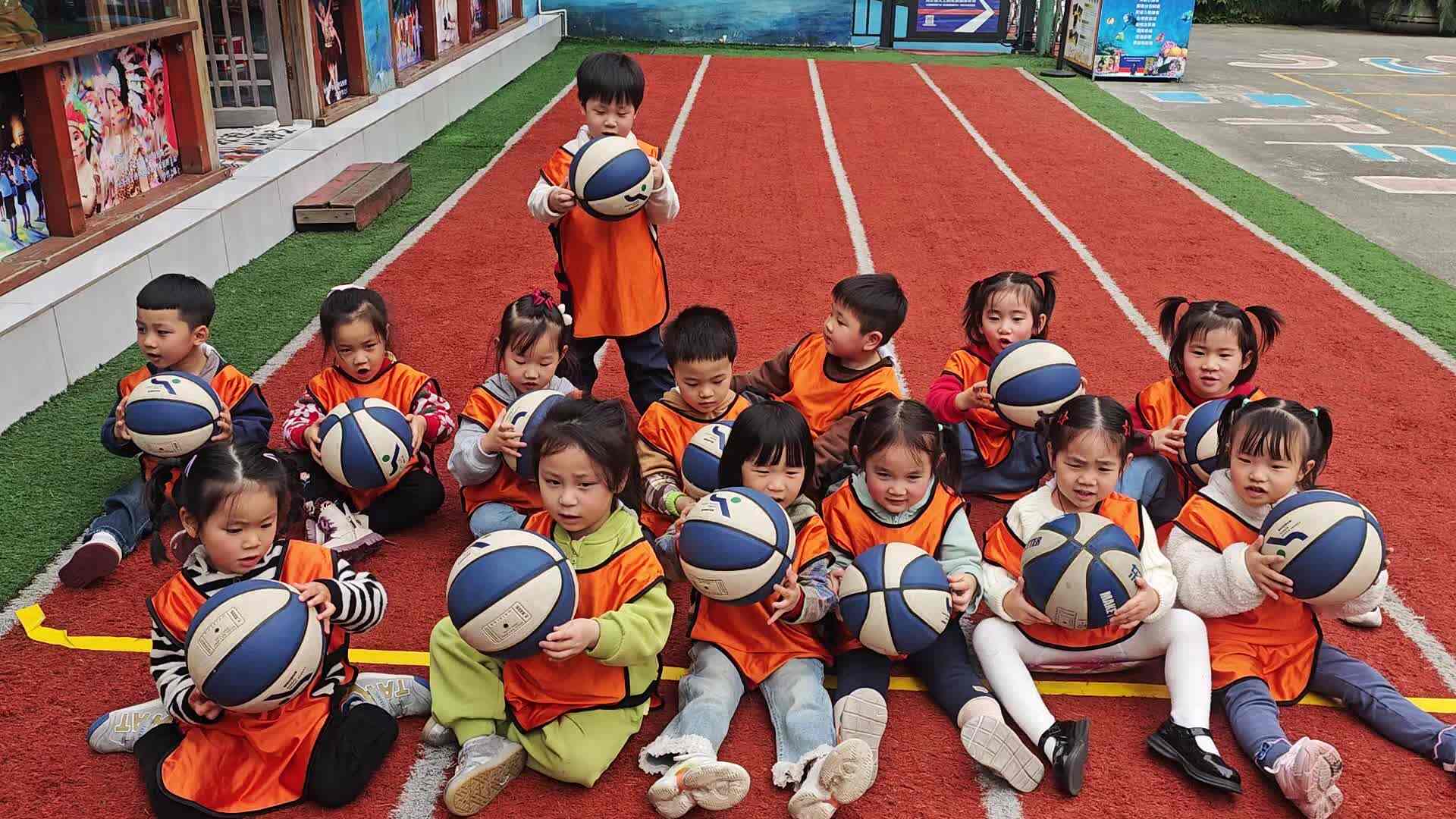 2026.3.12 实验中班    刘雍洛《篮球课》.mp4