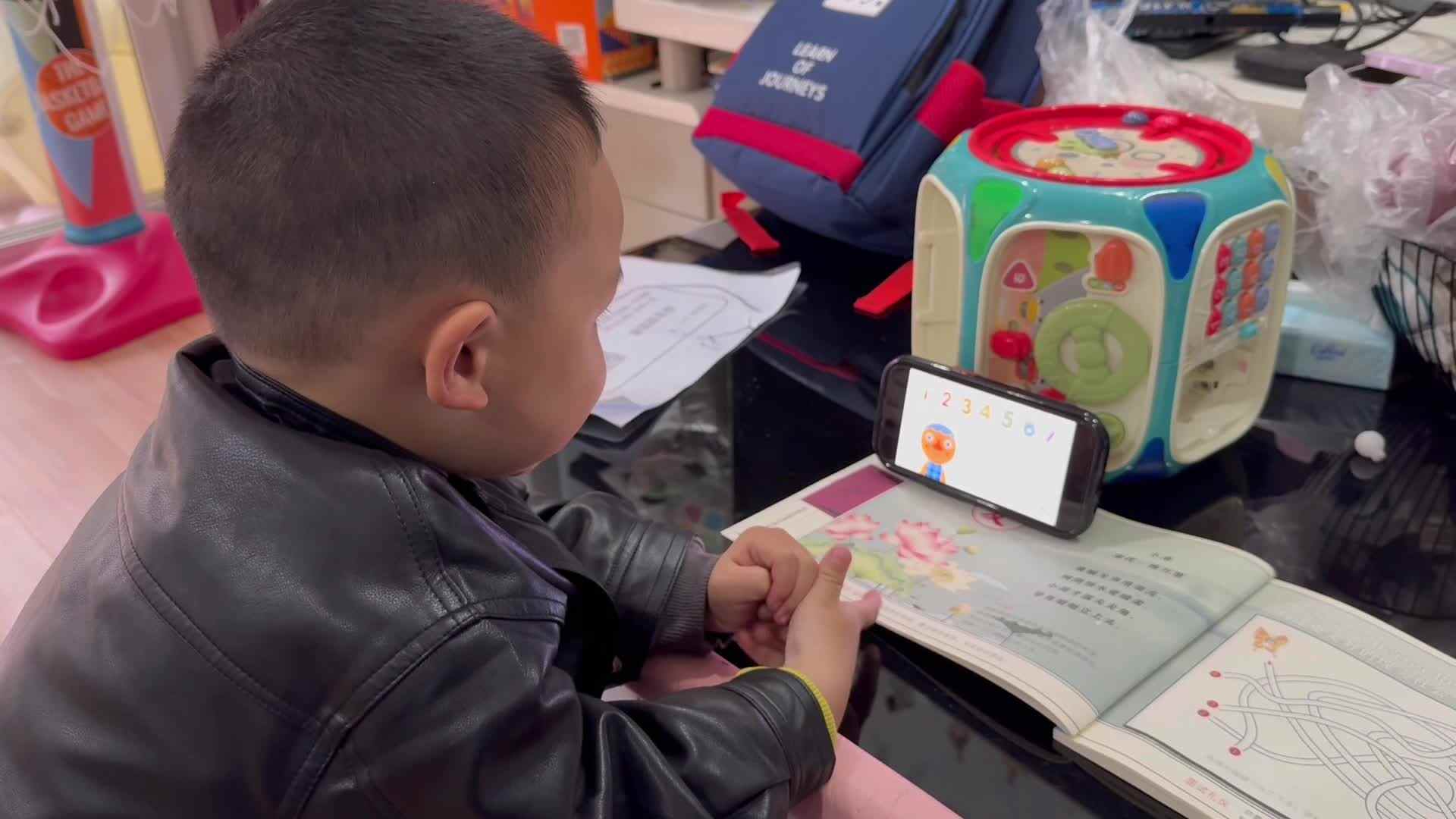 2026.3.15 实验小班 胡舒阳 《跟读英语儿歌》