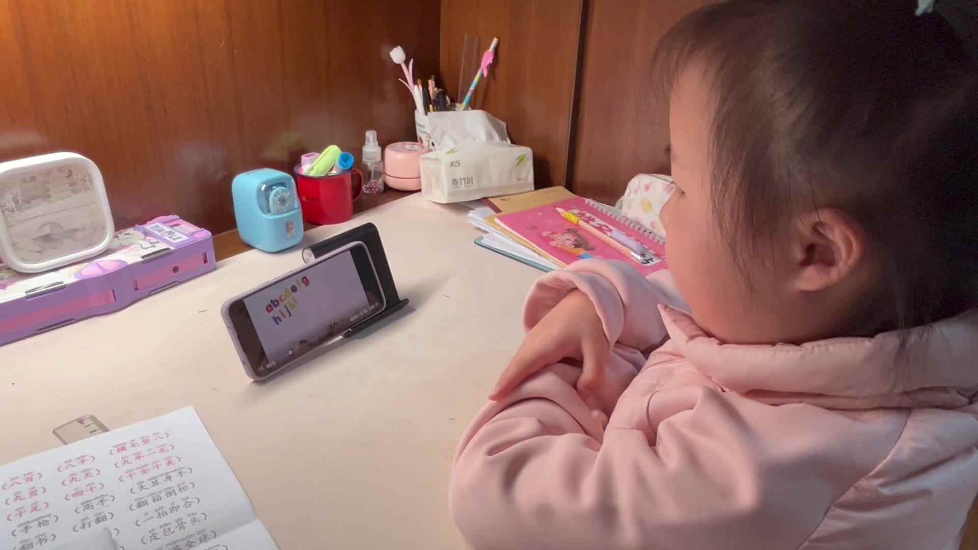 3.20学前A班赵欣奕跟唱英文儿歌