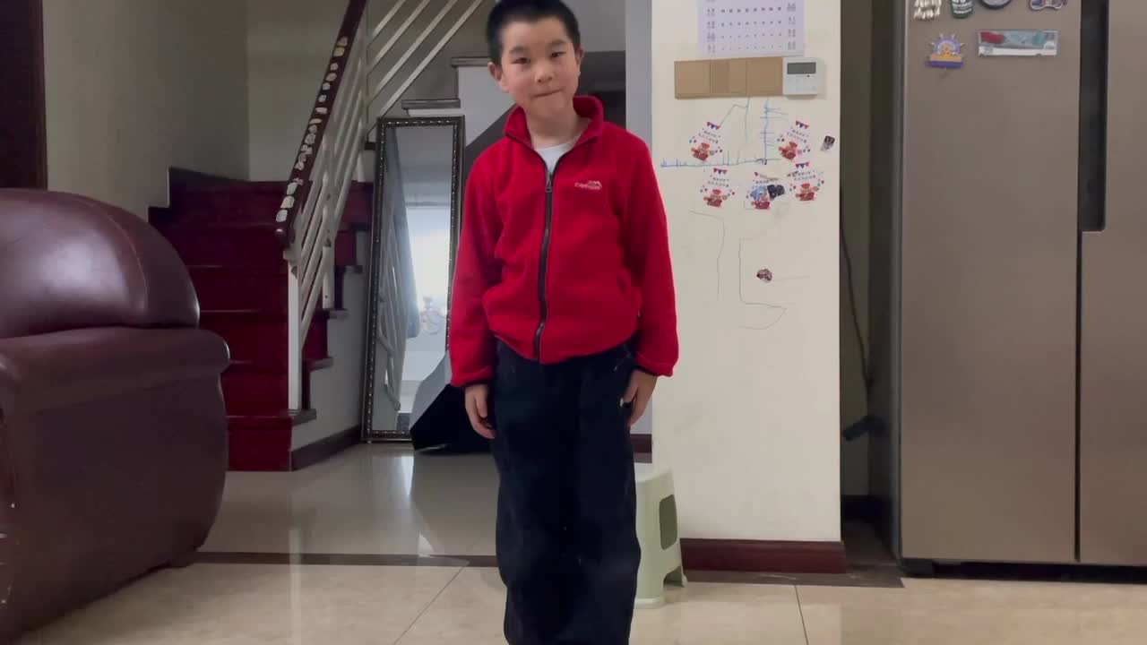 2026.3.3-学前A班胡焌一，站姿坐姿单手拍球练习