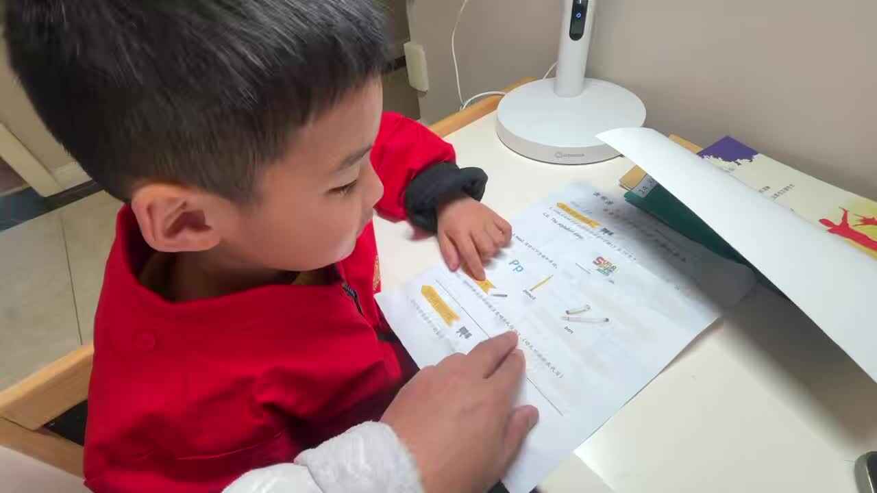 2026.3.20大A班刘奕宸指读字母和单子.mp4