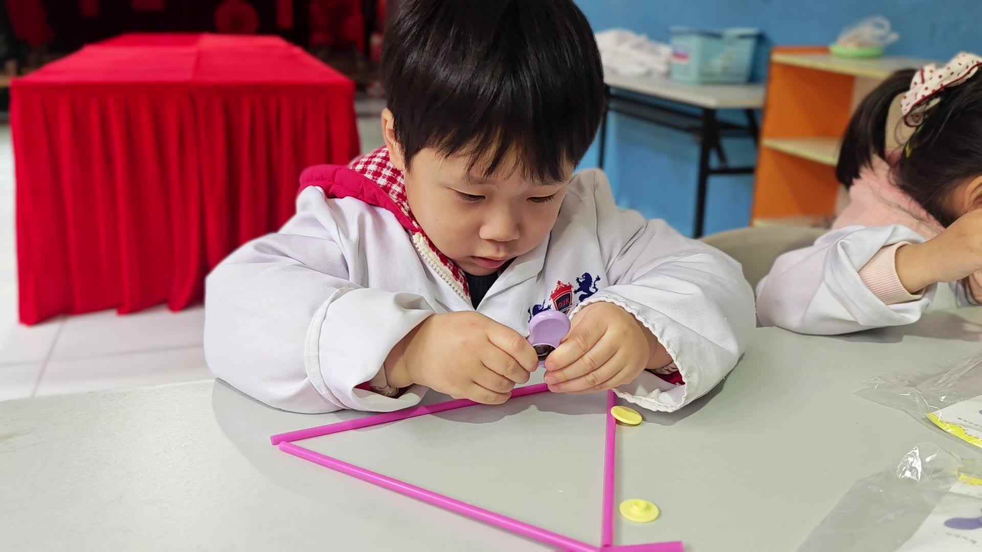 2026.3.18  实验中班 刘雍洛 科学实验 《神奇的摩擦力》.mp4