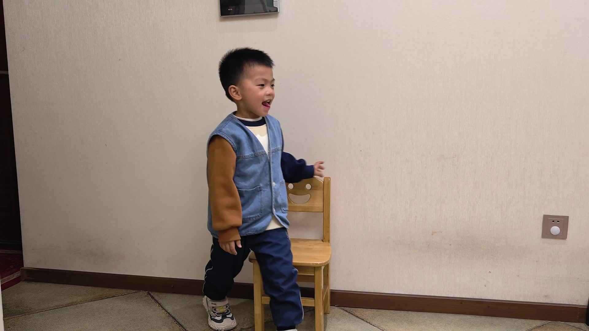 2026.3.4大A班陈禹呈——端放椅子