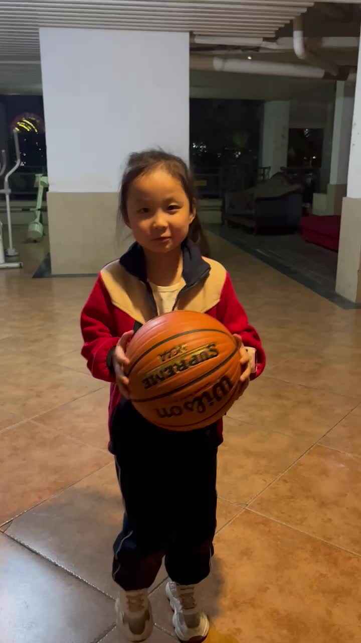 学A班廖洪娇拍篮球视频