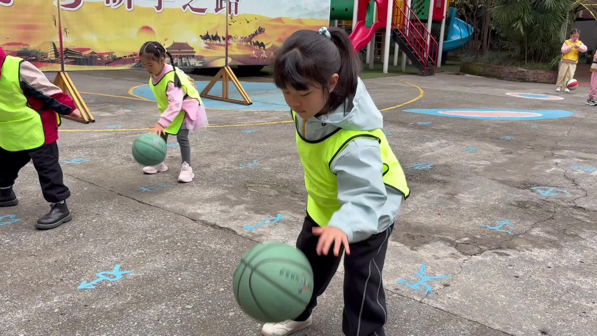 2026.3.5学前B班刘予诺——拍篮球