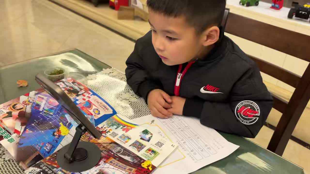 2026.3.17大A班刘奕宸观看英文视频字母Q.mp4