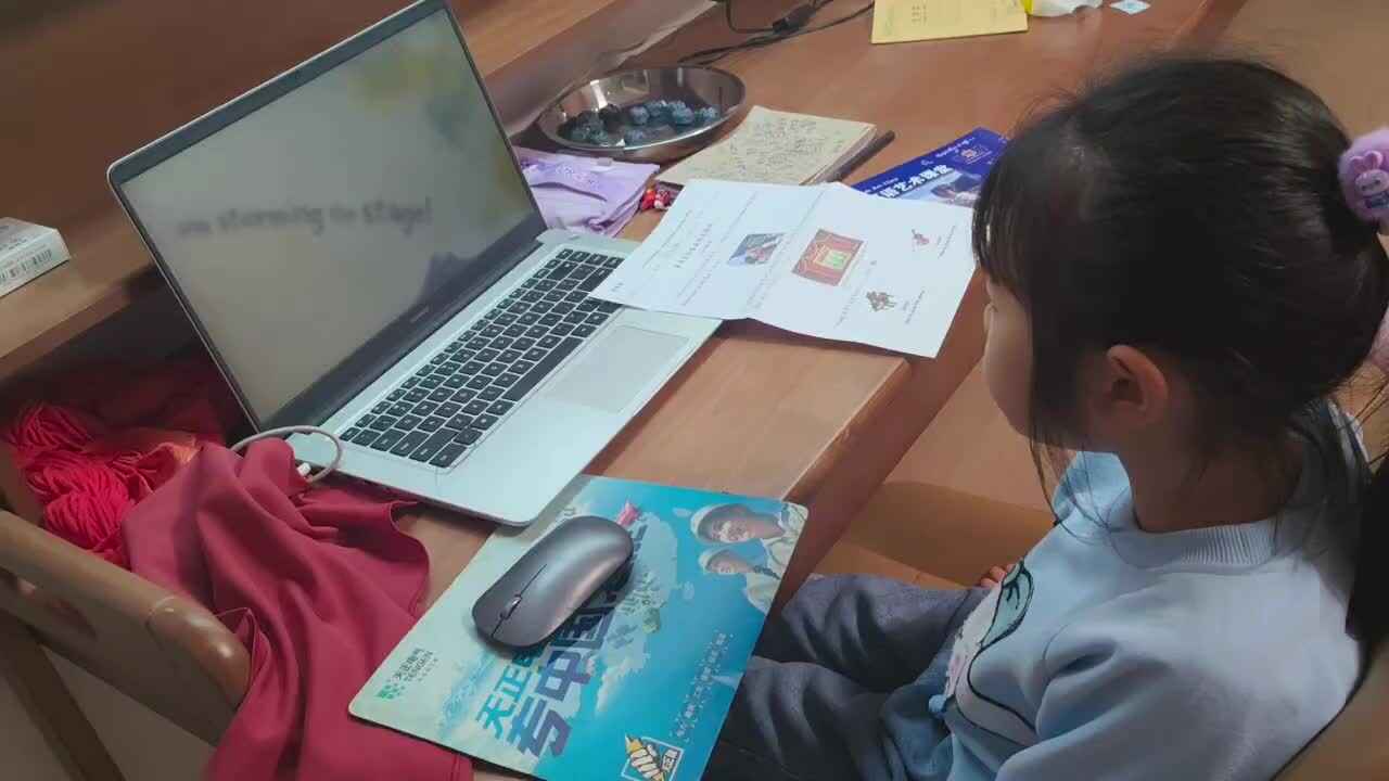 学前B班  徐子伊  看英语视频