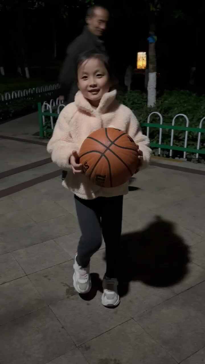 学前A班 廖洪娇 拍篮球