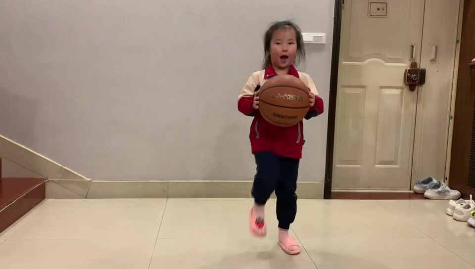 3.30学前A班赵欣奕练习拍篮球