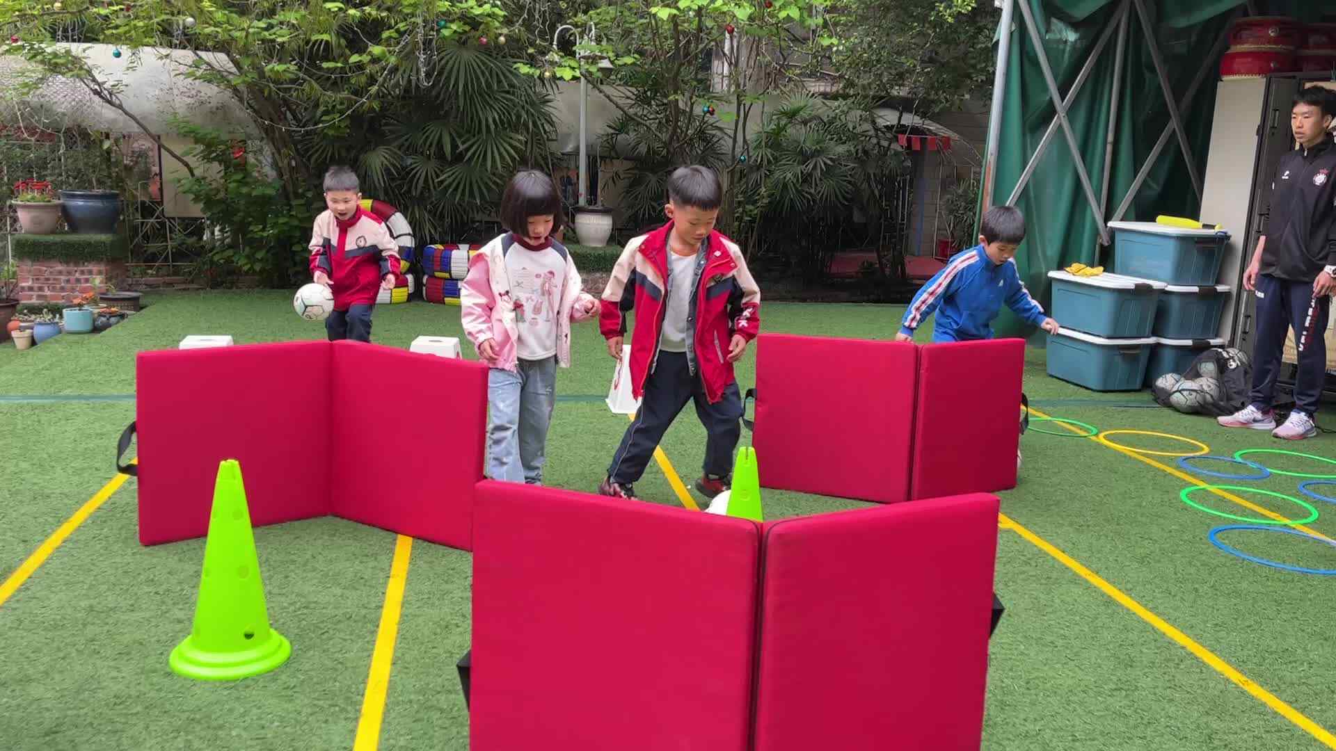 ⁣⁣⁣⁣⁣⁣⁣⁣⁣2026.3.30实验1班足球课（罗皓辰、胡宸瑞、谢芸菲）