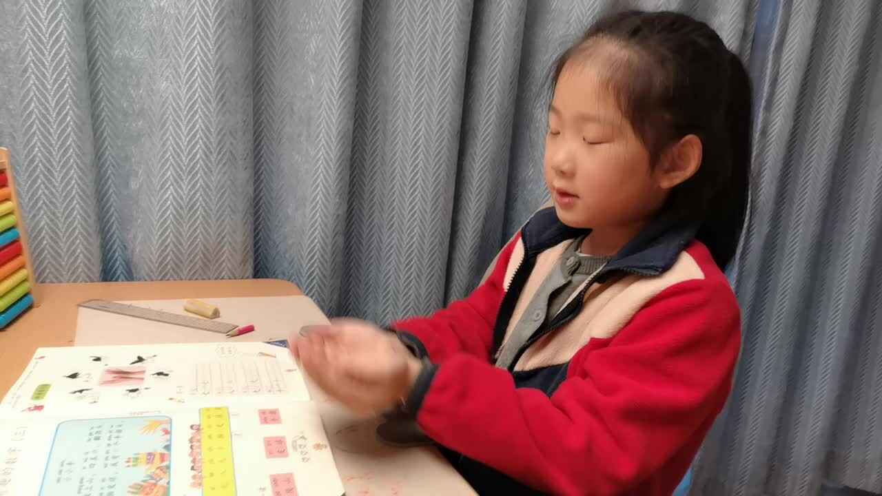 VID_20260320_185451.mp4学前B班宁汐言指读阅读识字第19页的内容。