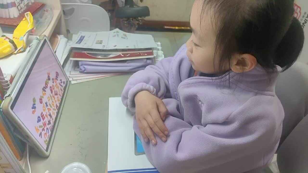 2026年3月20日学前B班谭诗锜观看鲨鱼英语75页视频《The alphabet song》