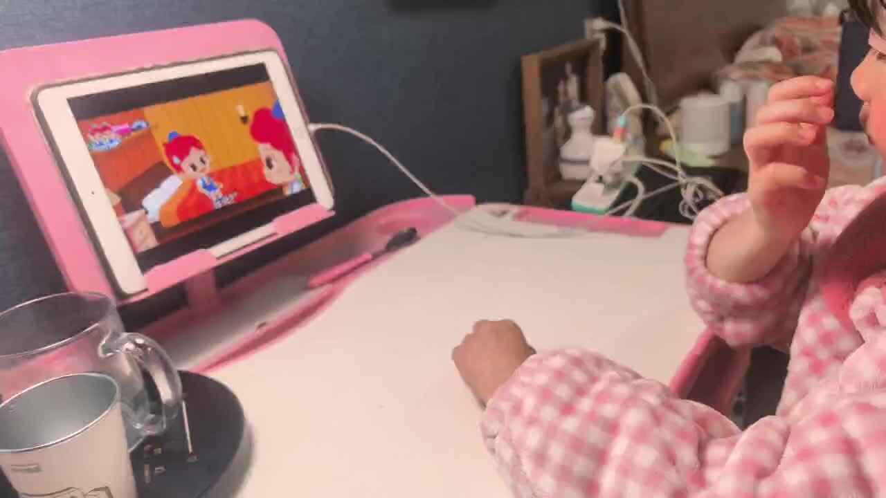 3.29学前B班 徐子伊 看英语视频