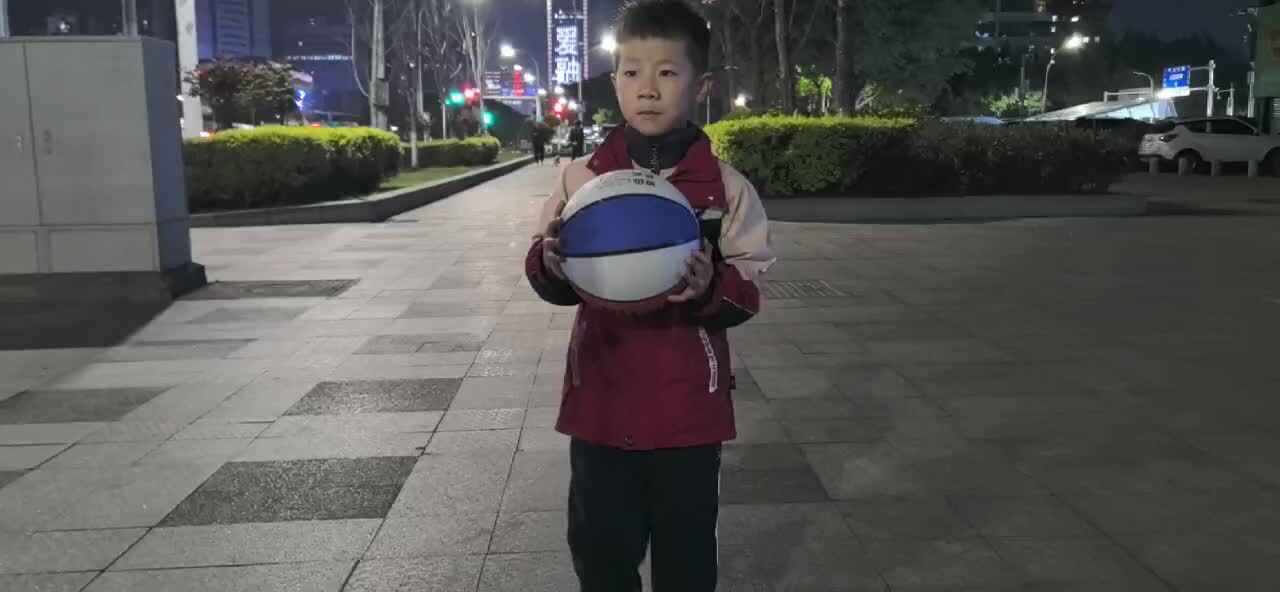 学前A班 钟昊彦《拍球练习》.mov