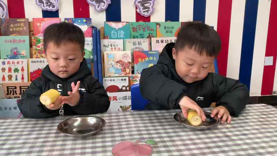 ⁣  2026年3月27日  刘佳铭and刘佳锐  生活自理能力练习《剥香蕉皮》学校教育教学活