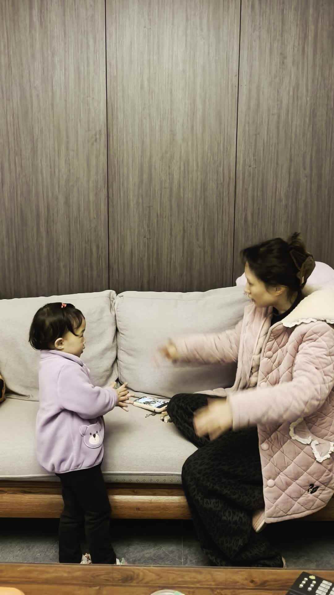 实验小班4 号王艺霖跟随音乐拍手视频.mp4