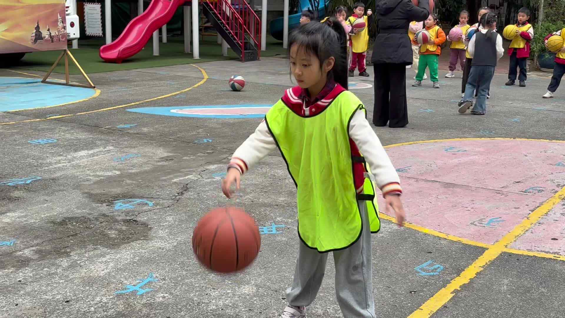 2026.3.5学前B班吴晨希——拍篮球