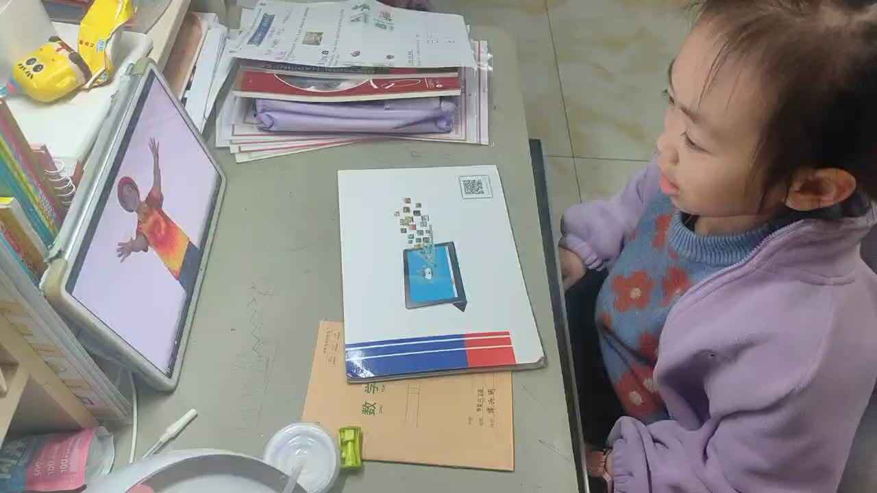 ⁣⁣2026年3月20日学前B班谭诗锜观看鲨鱼英语75页视频《B》