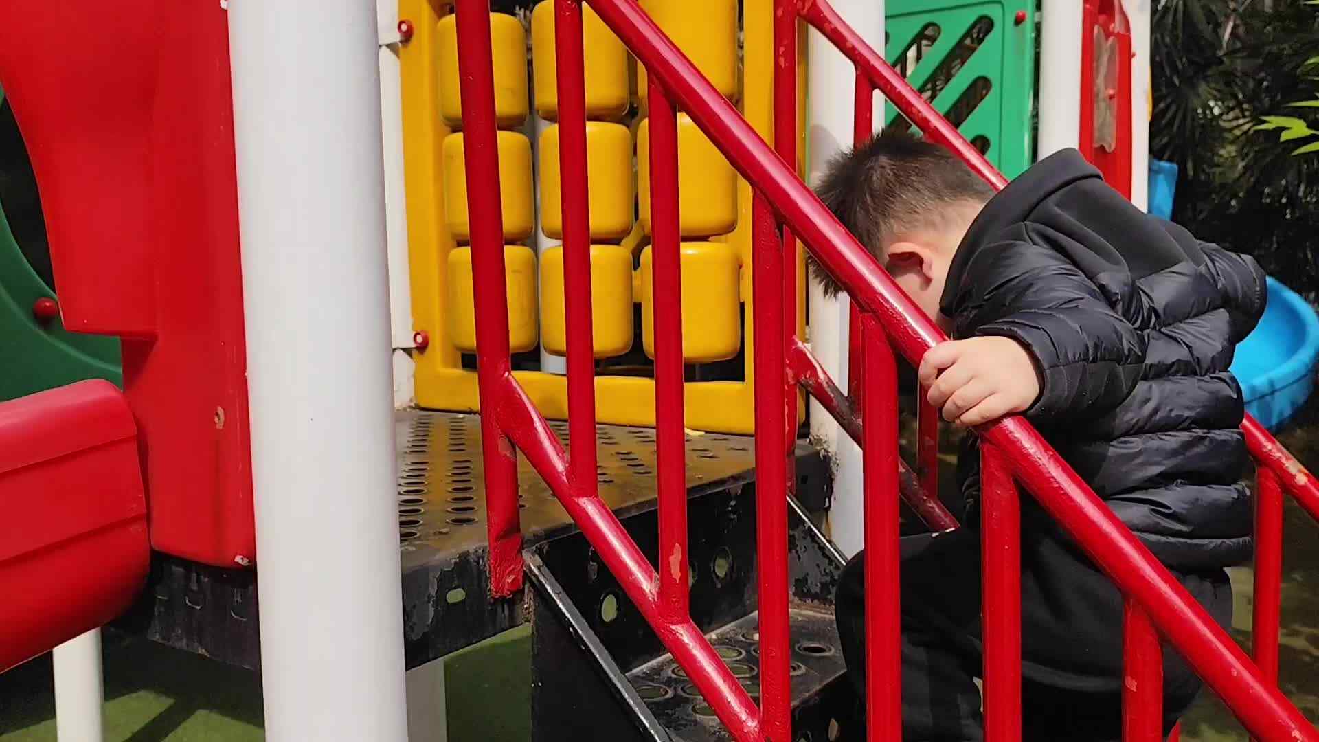 2026.3.20实验小班8号杨卓浩—欢乐滑滑梯