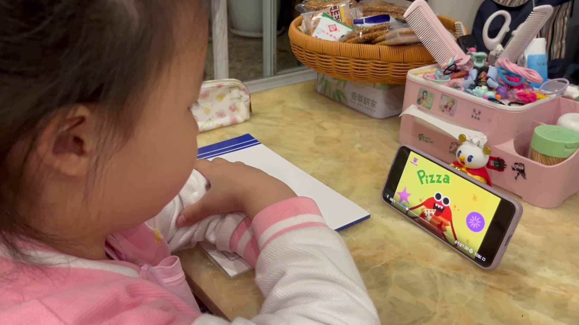 4.29学前A班赵欣奕观看英语儿歌视频
