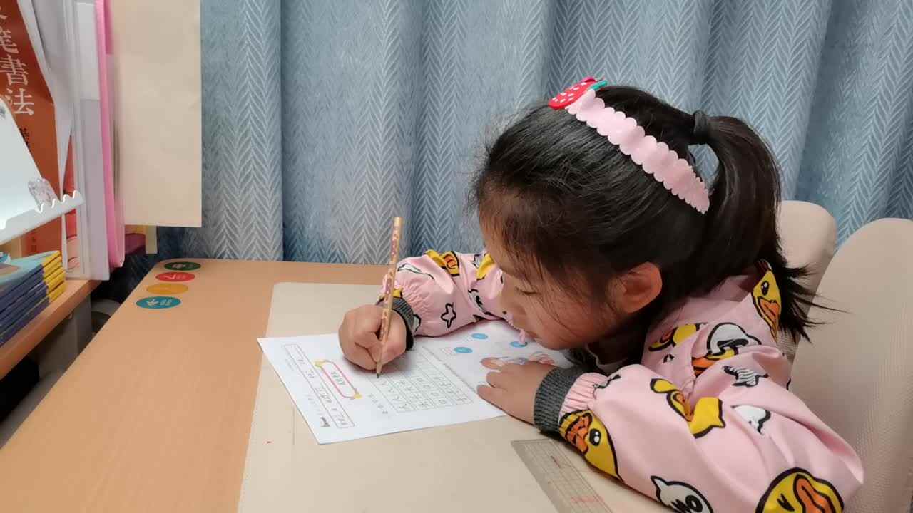 VID_20260402_191252.mp4学前B班宁汐言成语言作业单