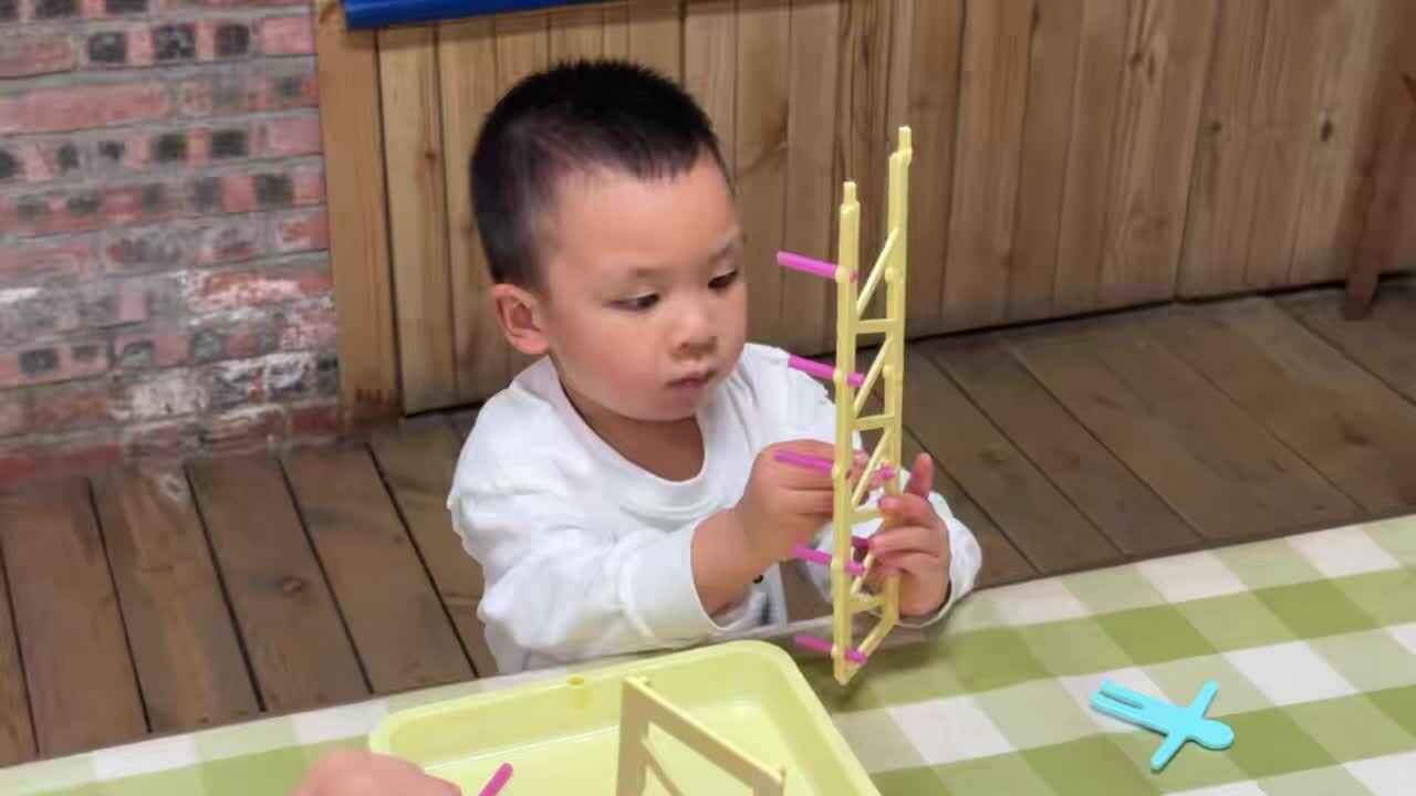 2026.4.9实验小班9号胡舒阳—移动的小人