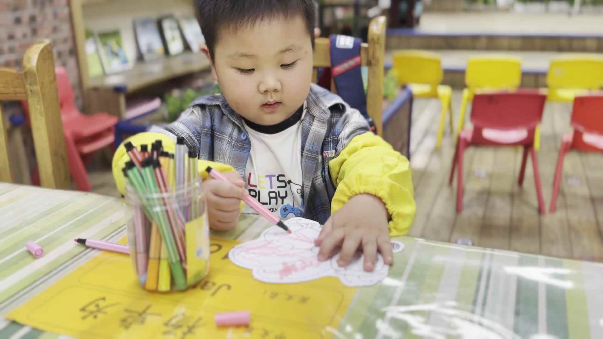 2026.4.17  杨卓为  美工《五彩的泡泡世界》.mp4