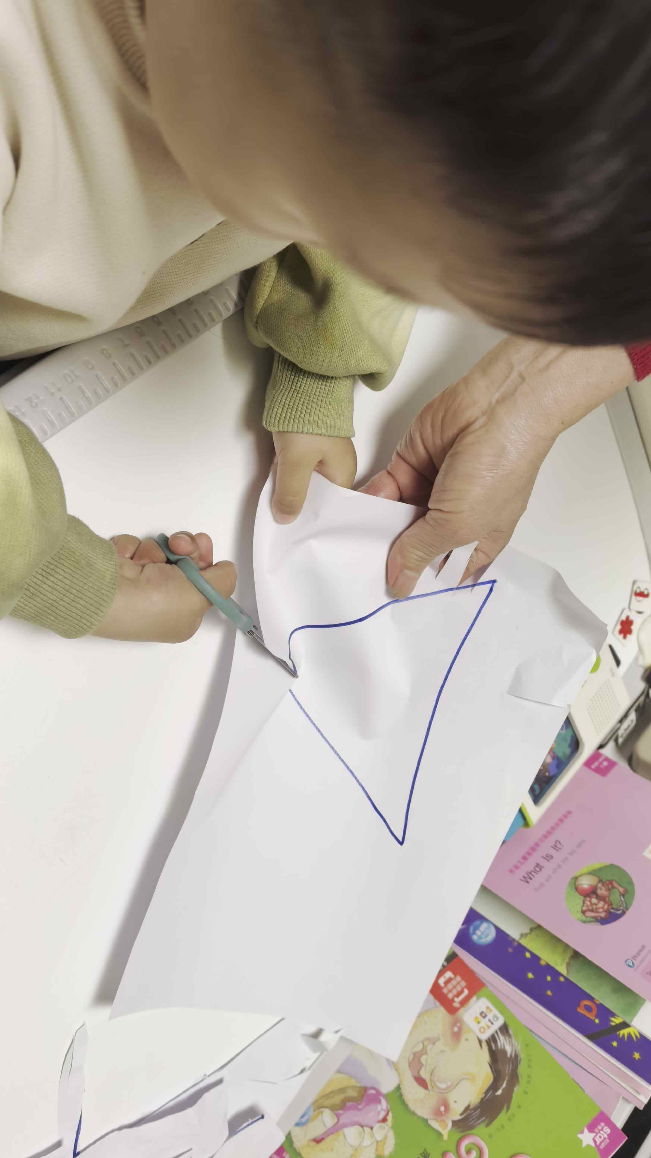 实验小班程翊童-剪刀练习剪三角形-2026.4.8