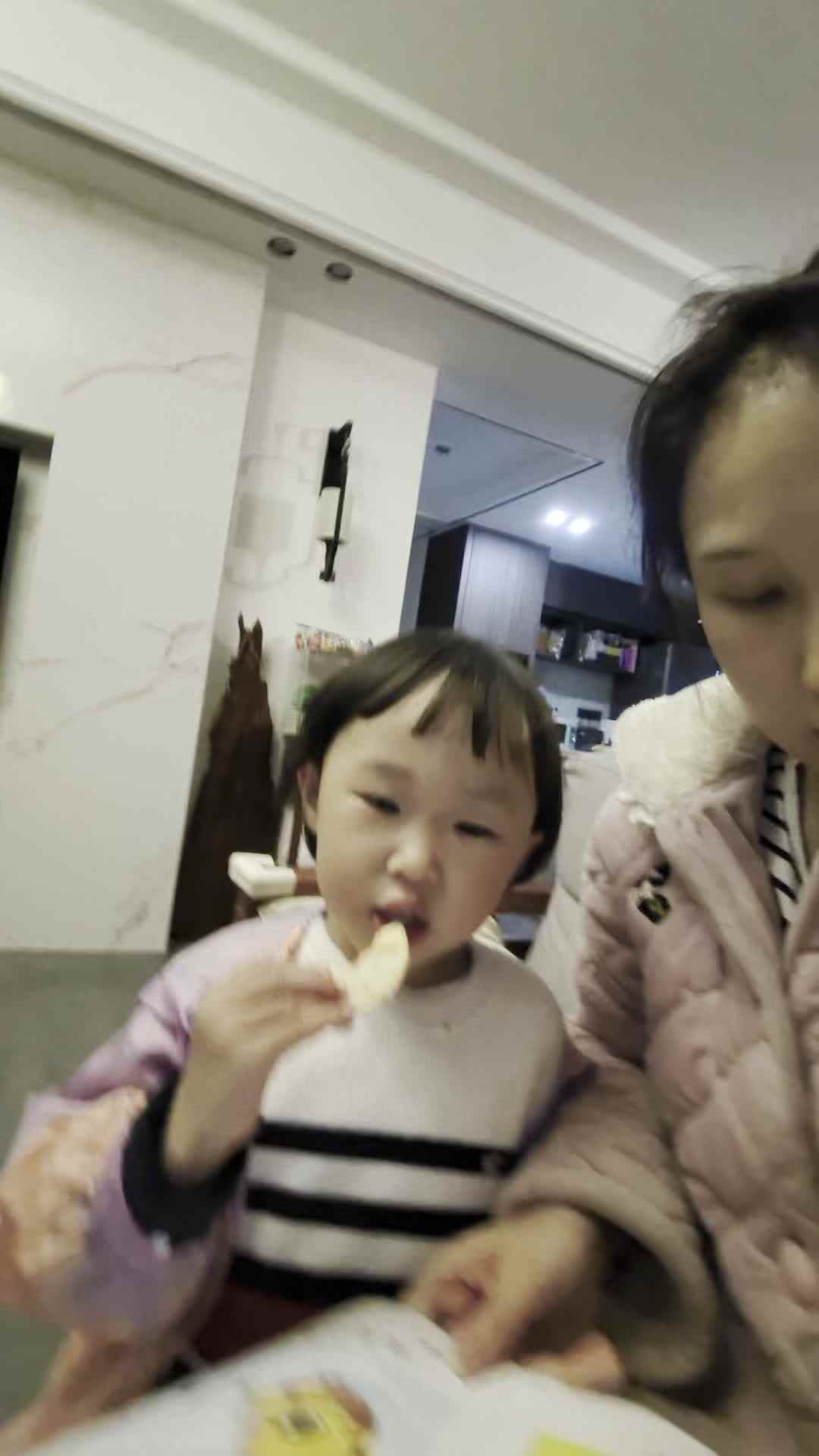 实验小班4号王艺霖辨识谁的脚印.mp4