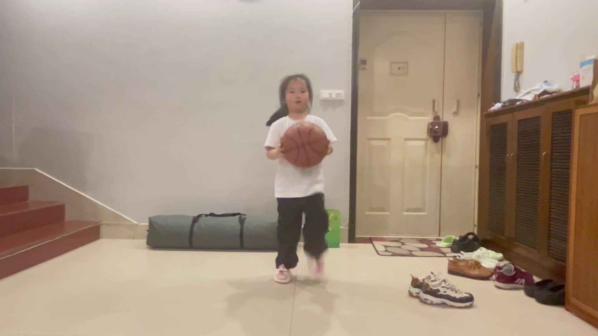 4.17学前A班赵欣奕练习篮球操